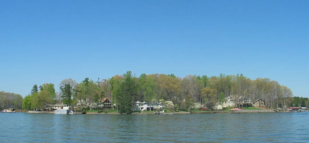 This image shows a coastline as it is usually found at Lake Norman