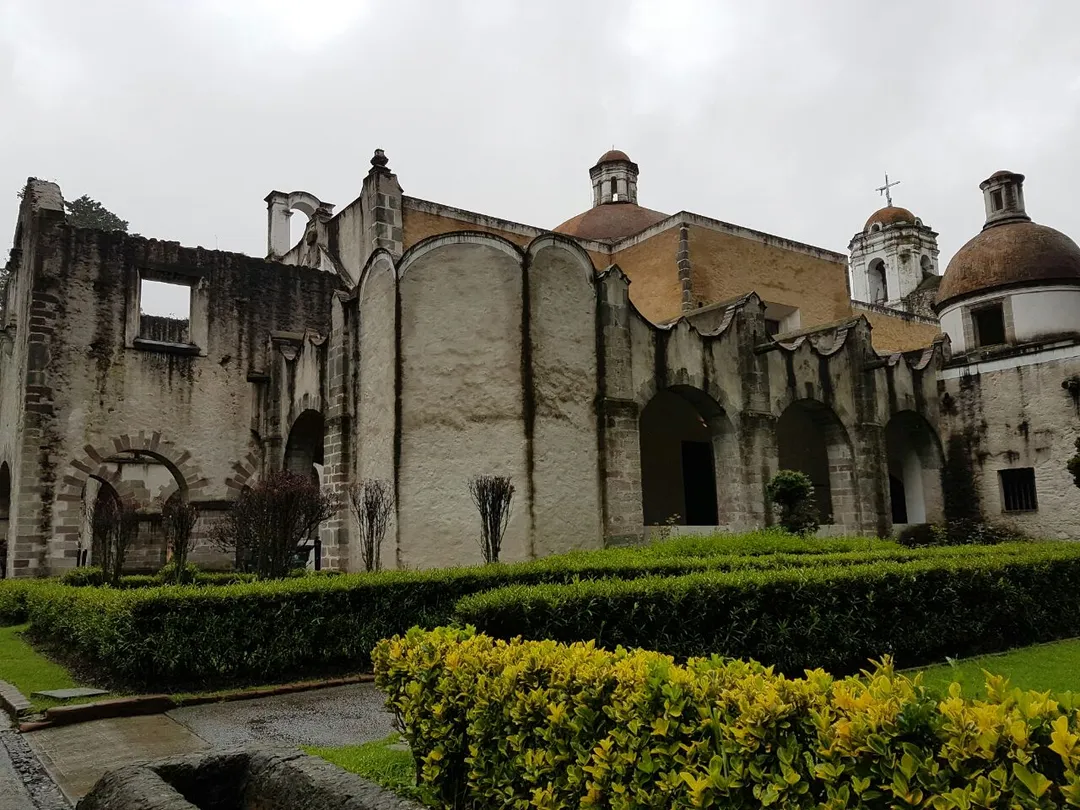 El casco del Monasterio es único en Latinoamérica, ya que los monjes carmelitas buscaban las siguientes condiciones para donde abastecerse: que el lugar estuviera retirado, que estuviera en un monte y que existiera flujo de agua. El Casco está rodeado de jardines para simbolizar el paraíso y de fuentes que denotan la pureza del lugar.