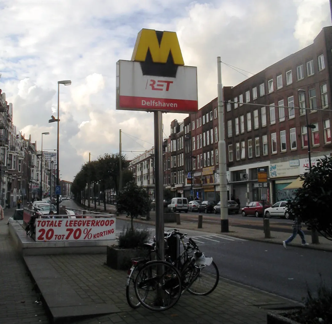 Metrostation Delfshaven, ingang.