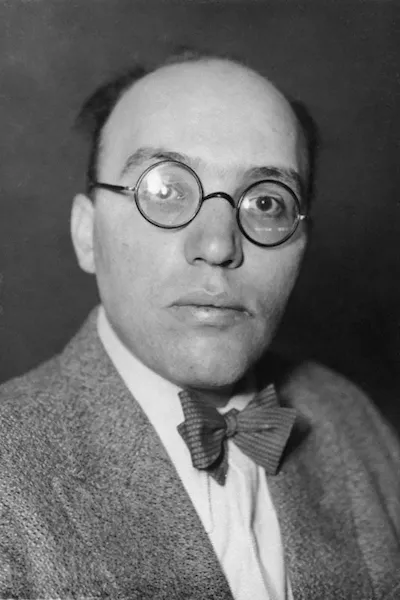 For documentary purposes the German Federal Archive often retained the original image captions, which may be erroneous, biased, obsolete or politically extreme. Kurt Weill in Wien
Kurt Weill, der bekannte Komponist der "Drei-Groschen-Oper", ist zur Premiere seines neuen Stückes "Aufstieg und Fall der Stadt Mahagonny" nach Wien gekommen.

107 49