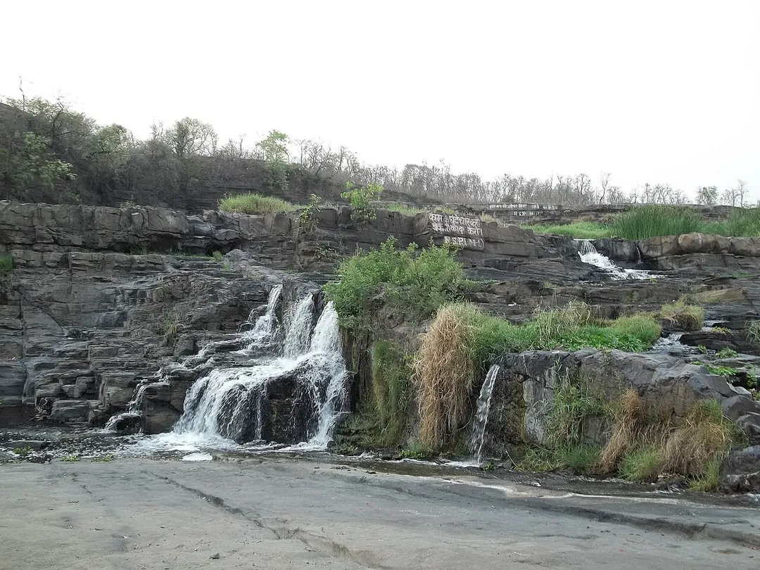 The Waterfall is near Moonidih, 14 km from Dhanbad railway station. Surrounded by greenery, this place draws lot of crowd specially in winter.