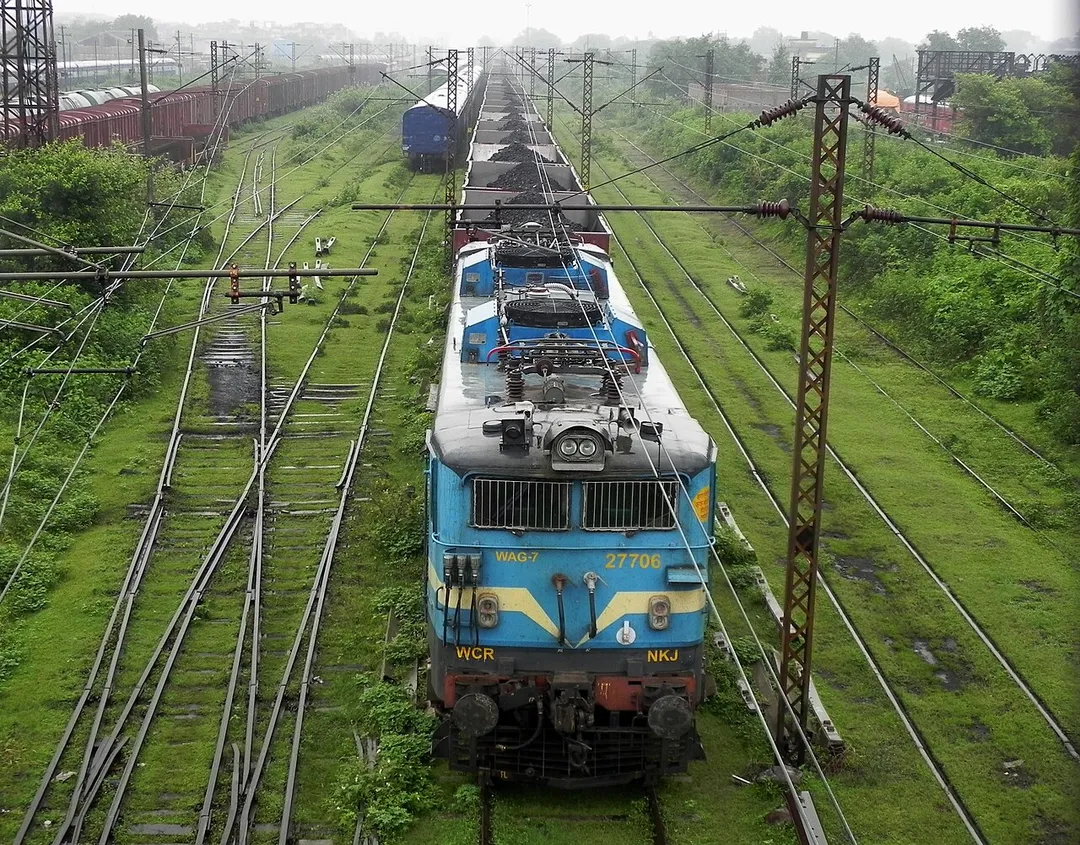 NKJ based WAG-7 loco - 27706 is spotted in dead mode on a green carpet of Dhanbad (DHN) yard being coupled to a BOB rake !!