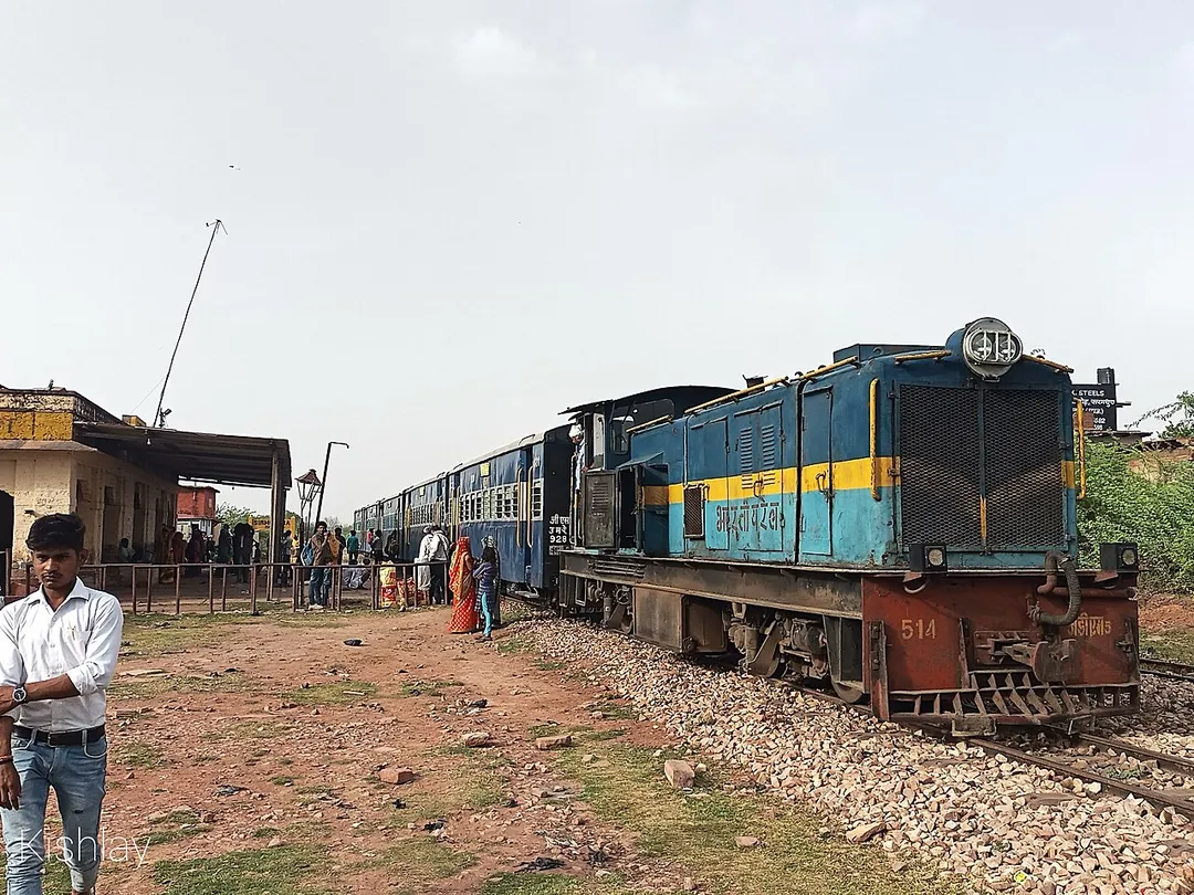 Dholpur - Shirmutra NG Train.
Location:- Shirmutra

Camera:- Mobile Phone