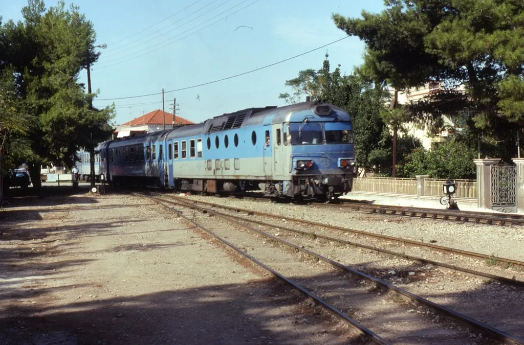 Several builds of Ganz Mavag DMU sets were built for OSE both for the narrow and standard gauge systems. Seen pulling into Diakopto on 1 November 1992 is set AA6454, a 4-car version used on longer distance trains.
