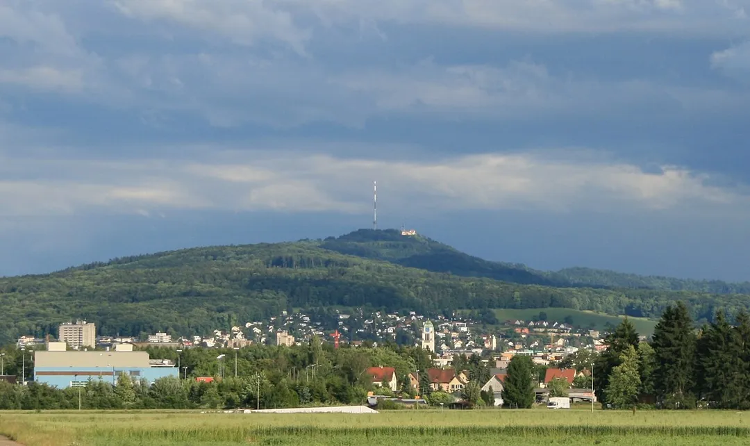Blick von Spreitenbach (Industrie) zum Uetliberg und auf Dietikon, Schweiz