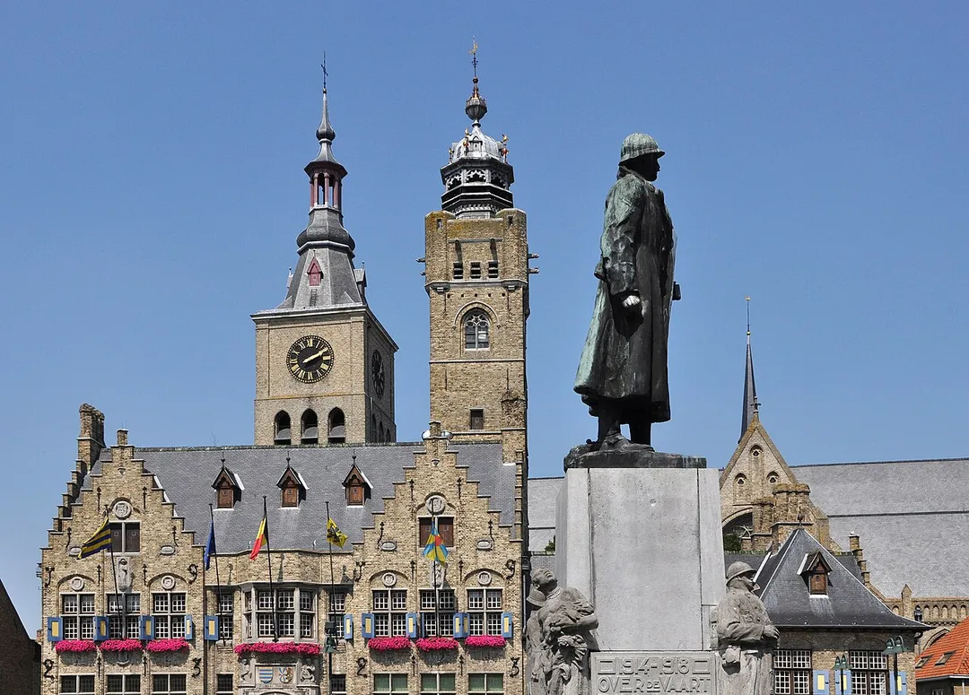 Diksmuide (Belgium): Town hall with belfry, the monument of General Jacques de Dixmude, and (in the background) the St Niklaas church