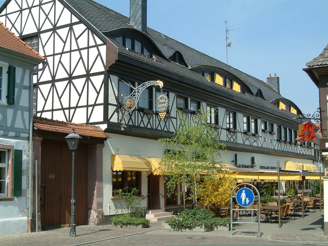 Café Kempf zu de:Dirmstein, selbst fotografiert am 2006-04-24 und freigegeben durch de:Benutzer:Mundartpoet