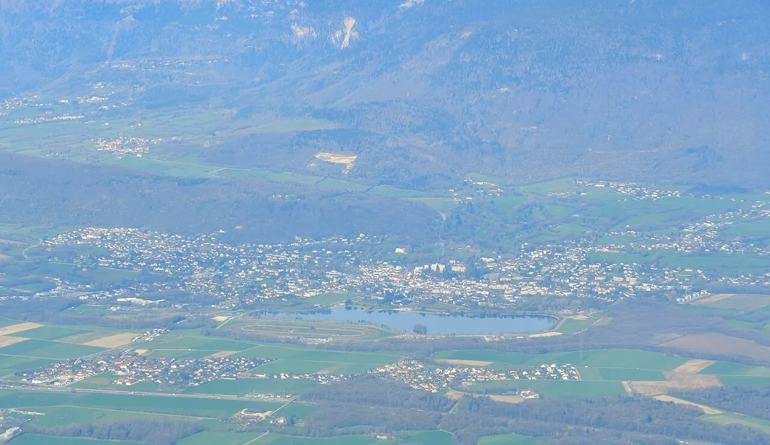 Vue aérienne de Divonne-les-Bains, en France.