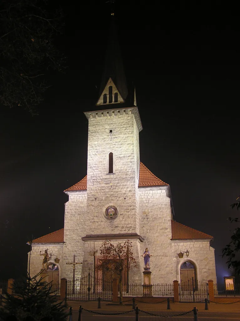 Kościół pw. Matki Bożej Wspomożenia Wiernych w Dobczycach. Zdjęcie wykonane nocą.