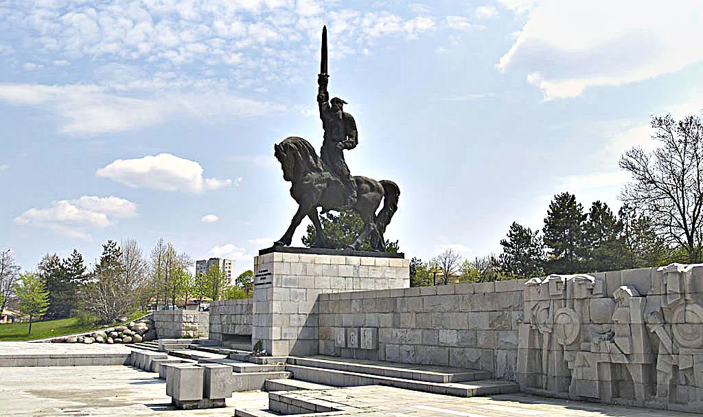 Khan Asparuh monument in en:Dobrich#2wide: Veselin Iliev, digital enhancement: Kosi gramatikoff en:User:kosigrim