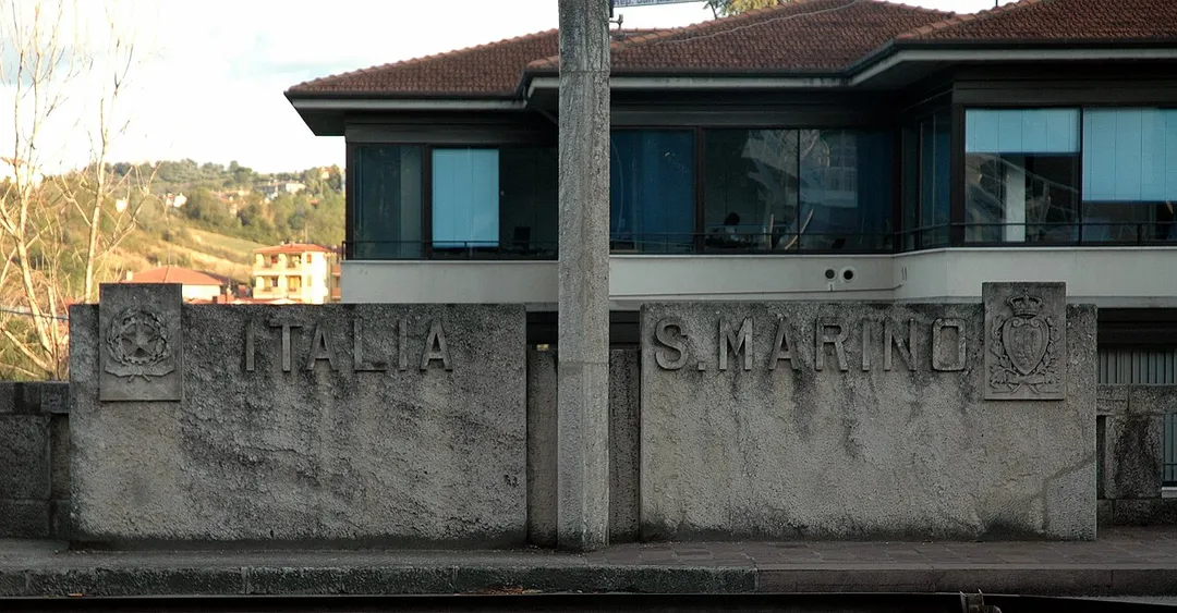 Dogana (San Marino): granica państwowa z Włochamidroga numer SS72:
San Marino - Via Tre Settembre
Italy - Strada Statale Consolare Rimini San Marino