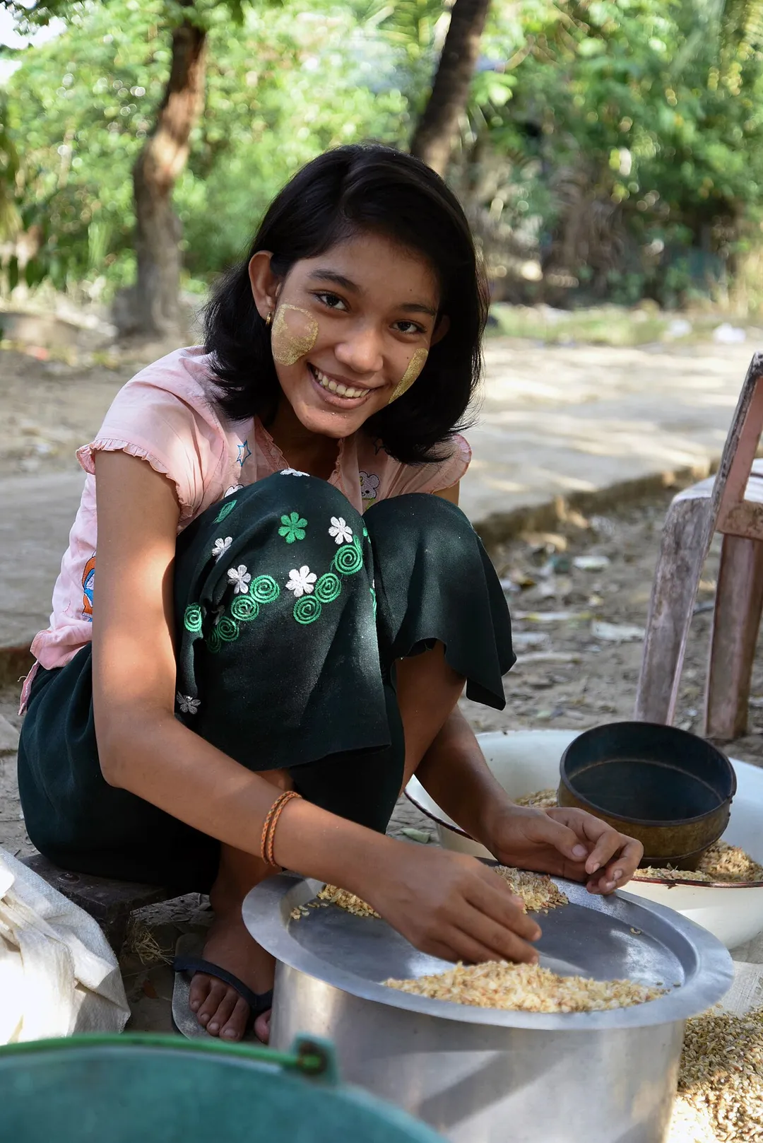 Purifying shrimp in the Kyonkadun village in Pyapon Township in the Ayeyarwady Delta, in Myanmar.
Photo: Michelle Ng / IWMI