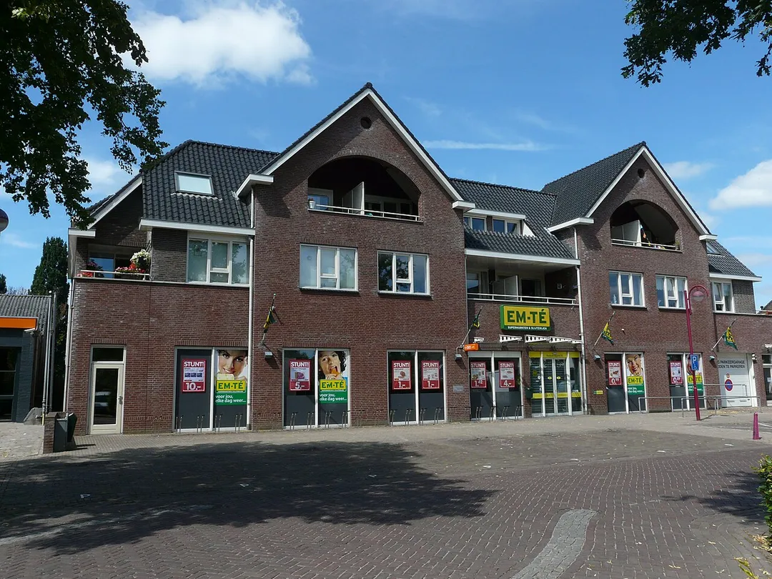 Zicht op een deel van de voormalige supermarkt EMTE in 's Gravenmoer. Tegenwoordig supermarkt Coop, Molendijk 1b, 5109 RL 's Gravenmoer (bron [1])