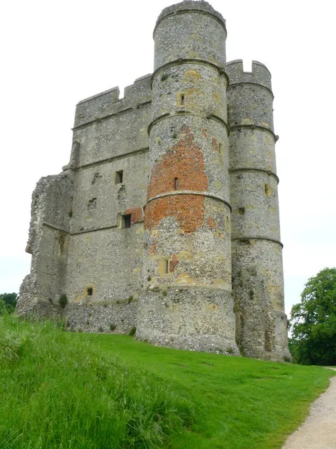 Donnington - Castle, near to Donnington, West Berkshire, Great Britain.
In 1644 the royalist army held the castle during a 20 month siege by the New Model   Army. It was during the siege that most of the damage was done to the castle.