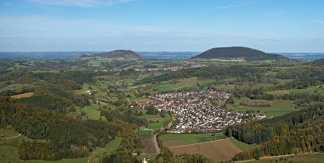 View from the Messelstein to the villages of Winzingen and Wißgoldingen and the mountains Rechberg and Stuifen.