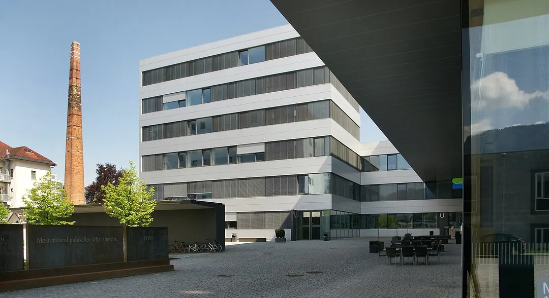 Fachhochschule FH Vorarlberg im Dornbirner Bezirk Markt. 2005 erbaut von walser + werle architekten zt gmbh.