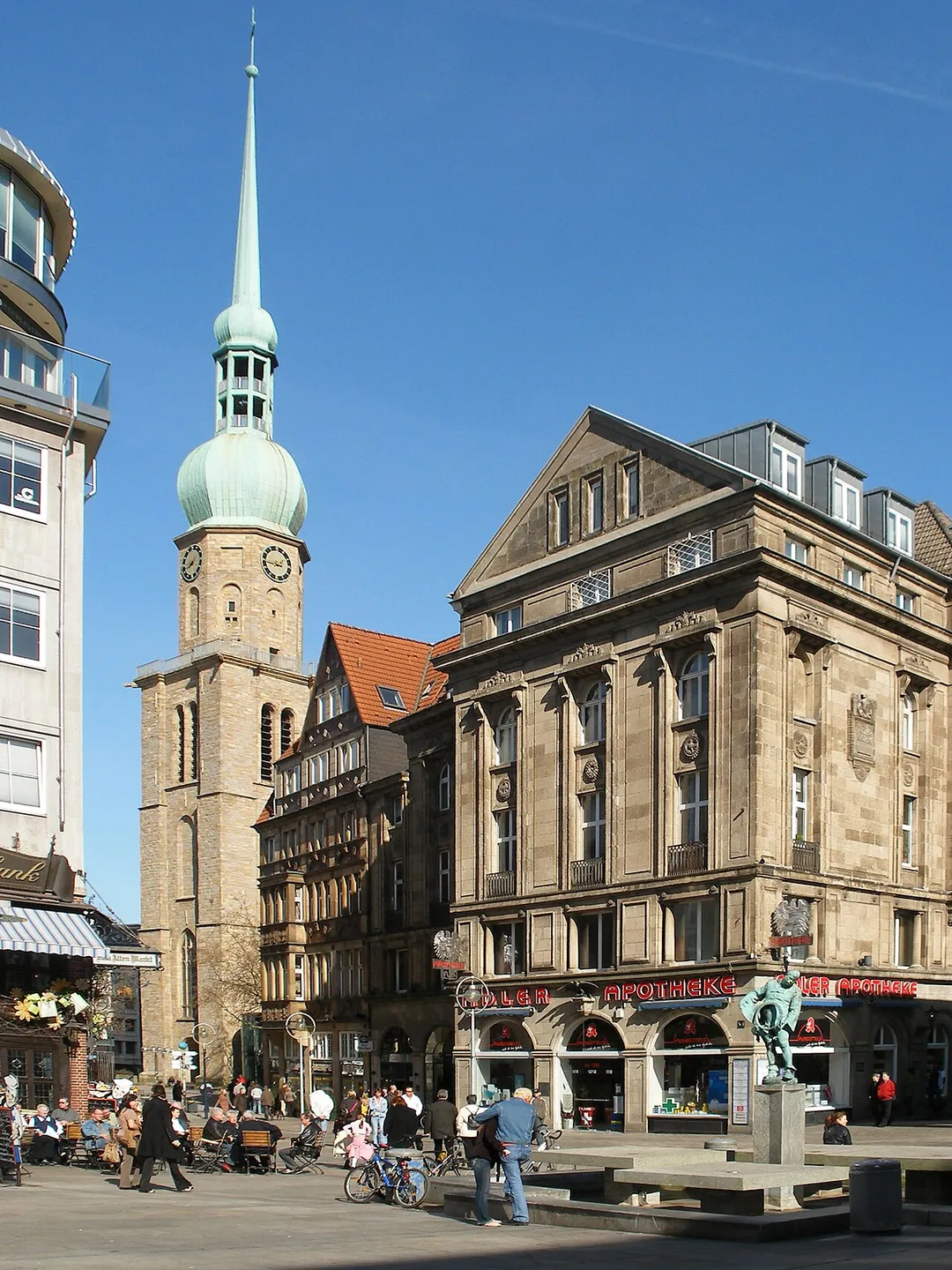 Alter Markt Dortmund. Mit Blick auf die Reinoldikirche und die Adler Apotheke