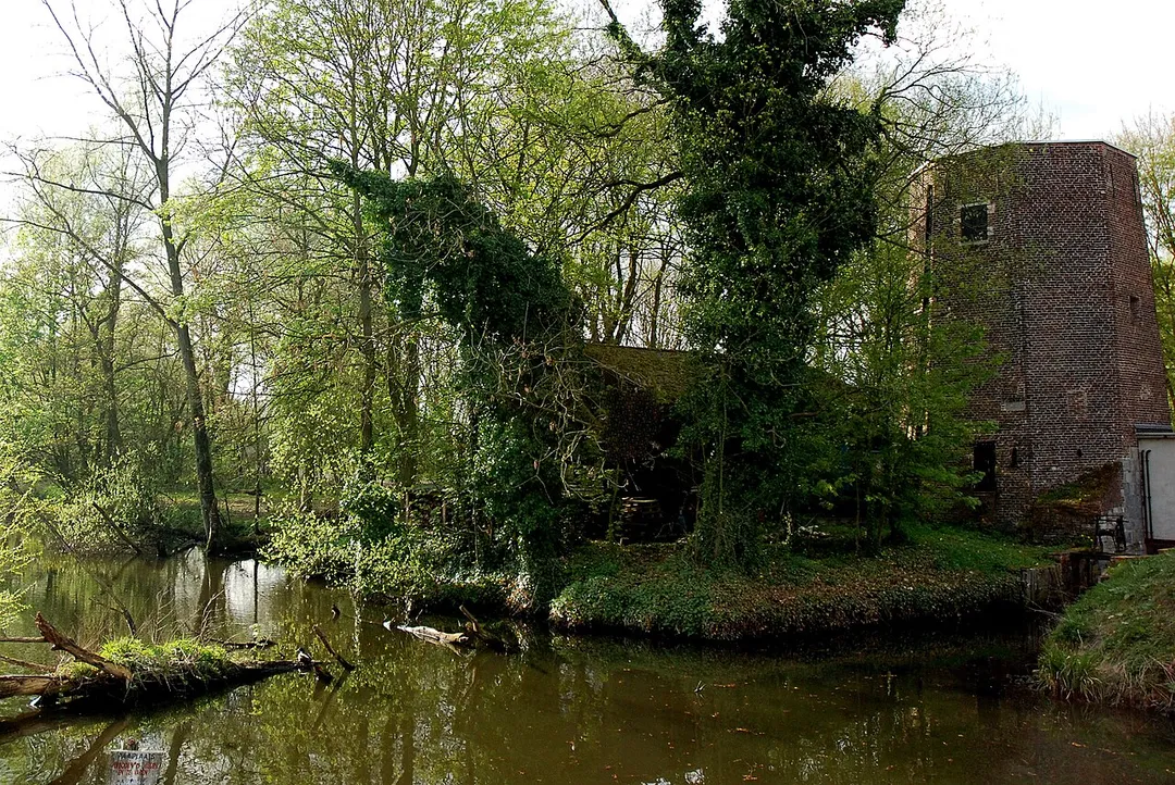 De Hoosmolen in Bourgoyen-Ossemeersen, Gent, België met links de afgesneden arm van de Leie en rechts de Grijtgracht