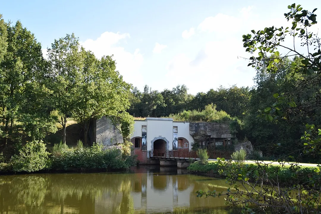 Fort van Duffel

Fort Duffel of het ‘Spoorwegfort’ werd gebouwd in 1886 als deel de buitengordel van forten rond Antwerpen en met als specifiek doel het beschermen van de belangrijke spoorlijn tussen Antwerpen en Brussel.
Fort Duffel or the "Railway fortress' was built in 1886 as part of the outer ring of forts around Antwerp and with the specific purpose of protecting the important railway between Antwerp and Brussels.
<a rel="nofollow" href="http://www.fortengordels.be/pagina/individuele-geschiedenis#fortduffel">http://www.fortengordels.be/pagina/individuele-geschiedenis#fortduffel</a>