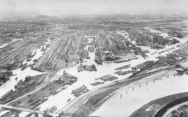 For documentary purposes the German Federal Archive often retained the original image captions, which may be erroneous, biased, obsolete or politically extreme. Zur Arbeitslosigkeit verbannt!
Blick auf den grössten Binnenhafen der Welt in Duisburg, mit der durch die große Weltwirtschaftskrise stillgelegten Schiffahrt.