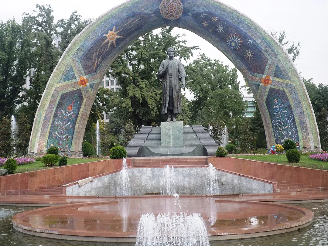 Монументальный ансамбль поэту А. Рудаки (в одноимённом парке в г. Душанбе)