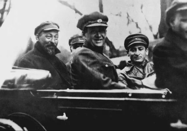 Ф. Э. Дзержинский, В. А. Балицкий, С. Ф. Реденс и Иосиф Михайлович Блат в автомобиле. Харьков.
