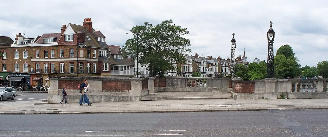 Tollbooth alcove of Hampton Court Bridge, London. Photograph taken in a public location in the UK of a building on permanent public display, and exempt from copyright under Section 62 of the Copyright Designs &amp; Patents Act 1988 ("it is not an infringement of copyright to film, photograph, broadcast or make a graphic image of a building, sculpture, models for buildings or work of artistic craftsmanship if that work is permanently situated in a public place or in premises open to the public")
