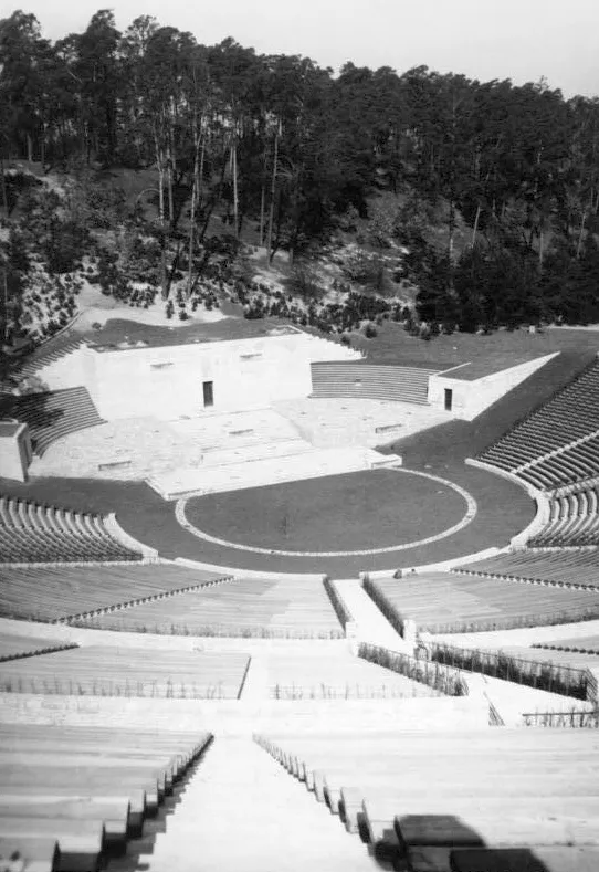 For documentary purposes the German Federal Archive often retained the original image captions, which may be erroneous, biased, obsolete or politically extreme. Berlin
Reichssportfeld