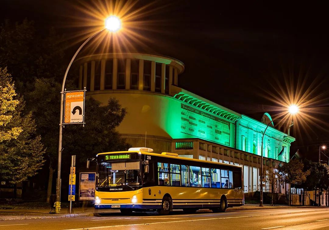 Az 5-ös busz, útlezárás miatt a Gárdonyi Géza Színház előtti buszmegállóban.