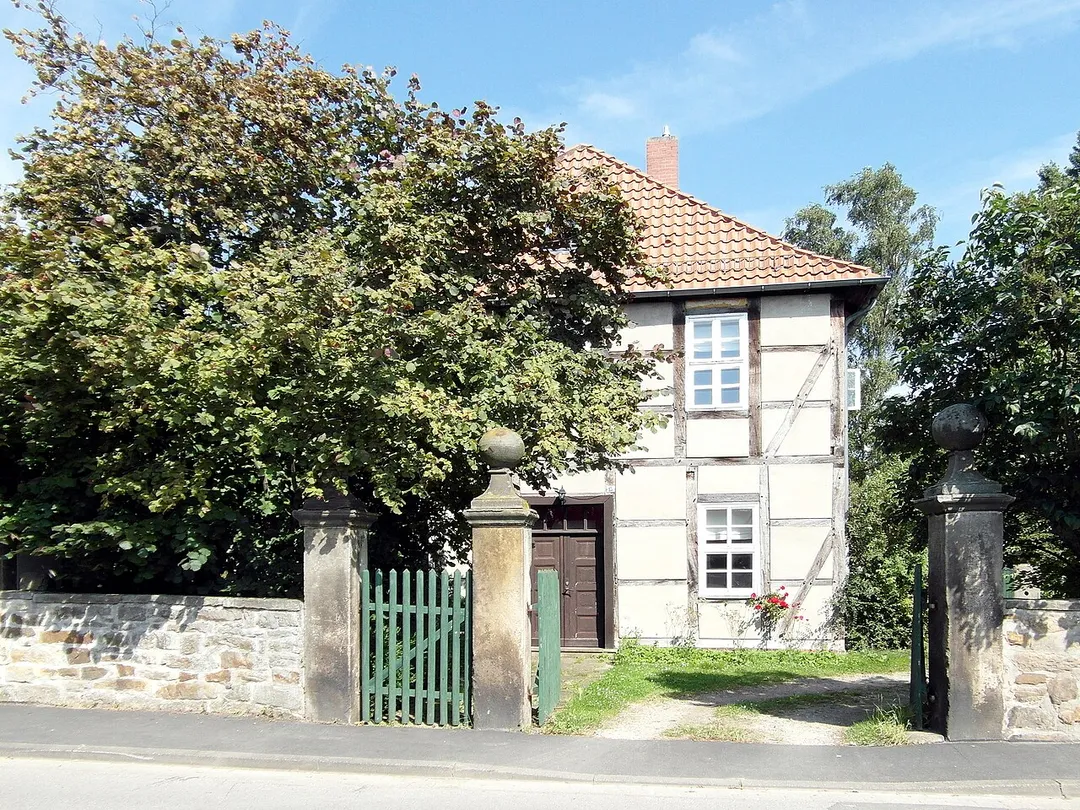 Das Herrenhaus des Unterguts ist ein schlichter zweistöckiger Fachwerkbau,der vermutlich im 18. Jh. errichtet wurde. Ein Nebengebäude (Speicher) soll aus dem Jahr 1598 stammen.