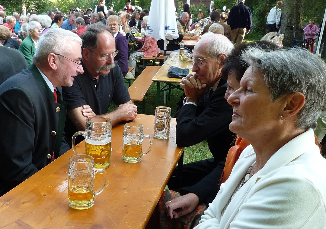 Bürgermeister Hubert Jung im Gespräch mit dem Künstler Joachim Oberländer. 2. Bürgermeisterin Gabi Riehl ( rechts) im Garten der evangelischen Friedenskirche bei der Glockeneinweihung.
