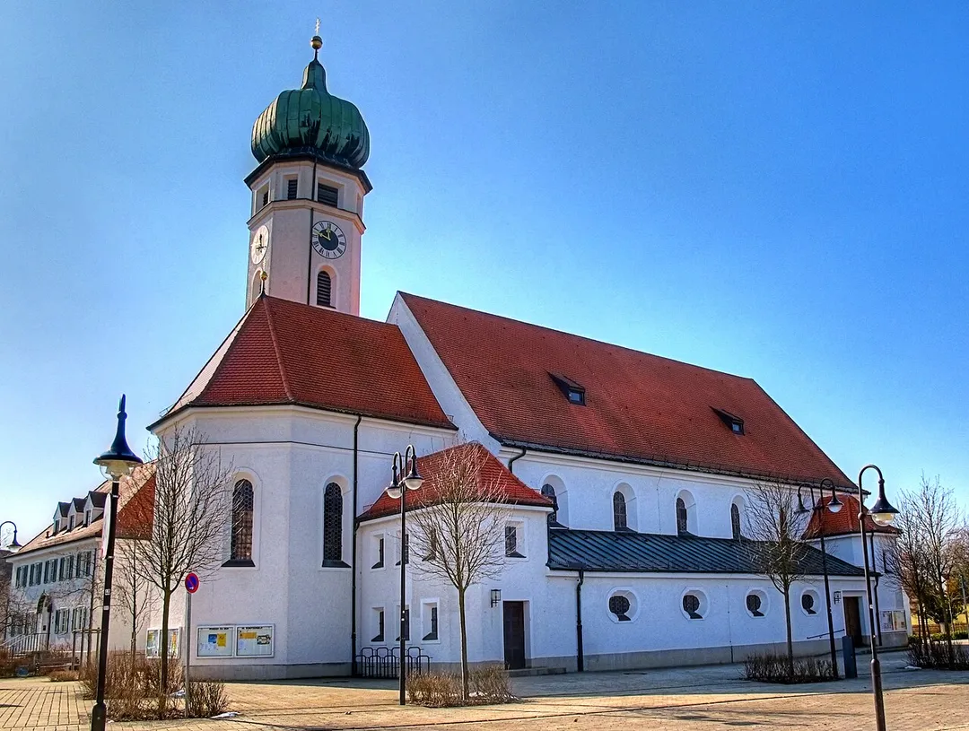 Deutschland, Bayern, Oberbayern, Landkreis Fürstenfeldbruck, Gemeinde Eichenau, katholische Pfarrkirche "Zu den Heiligen Schutzengeln". Ansicht aus NO