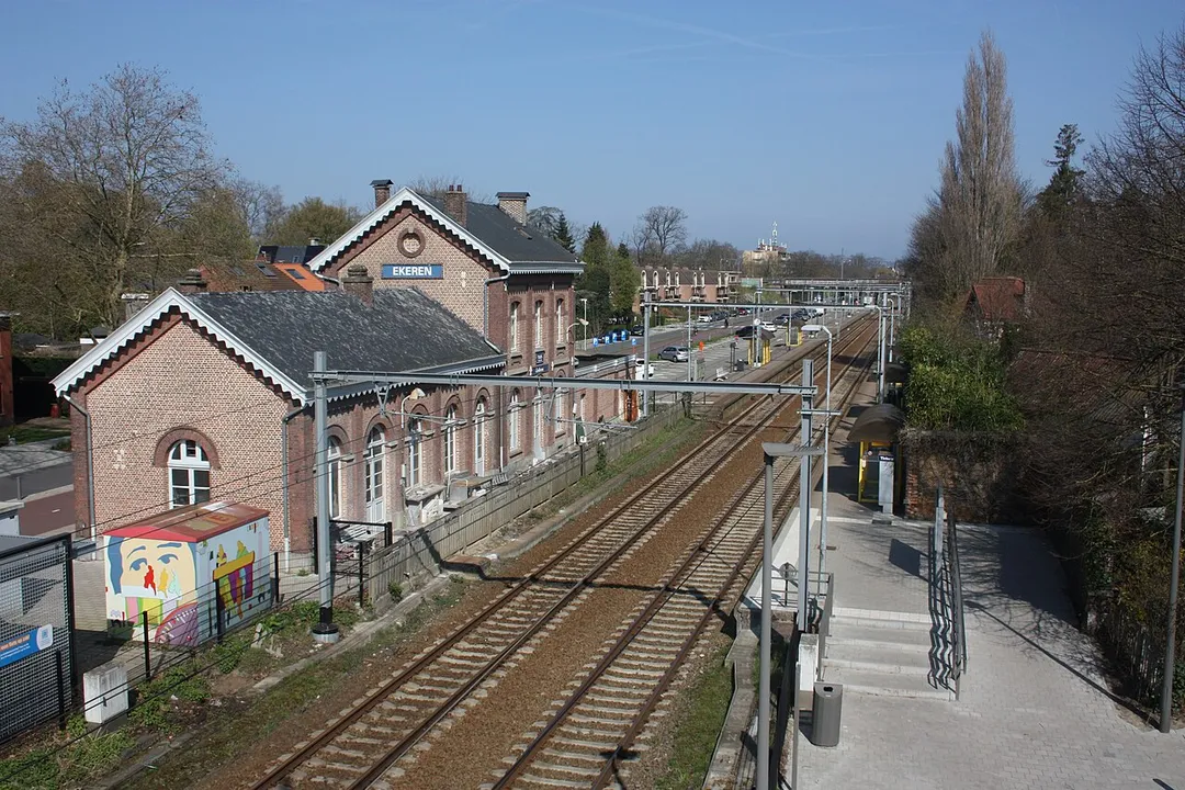 Station Ekeren, gezien vanaf de brug van de Veltwijcklaan.