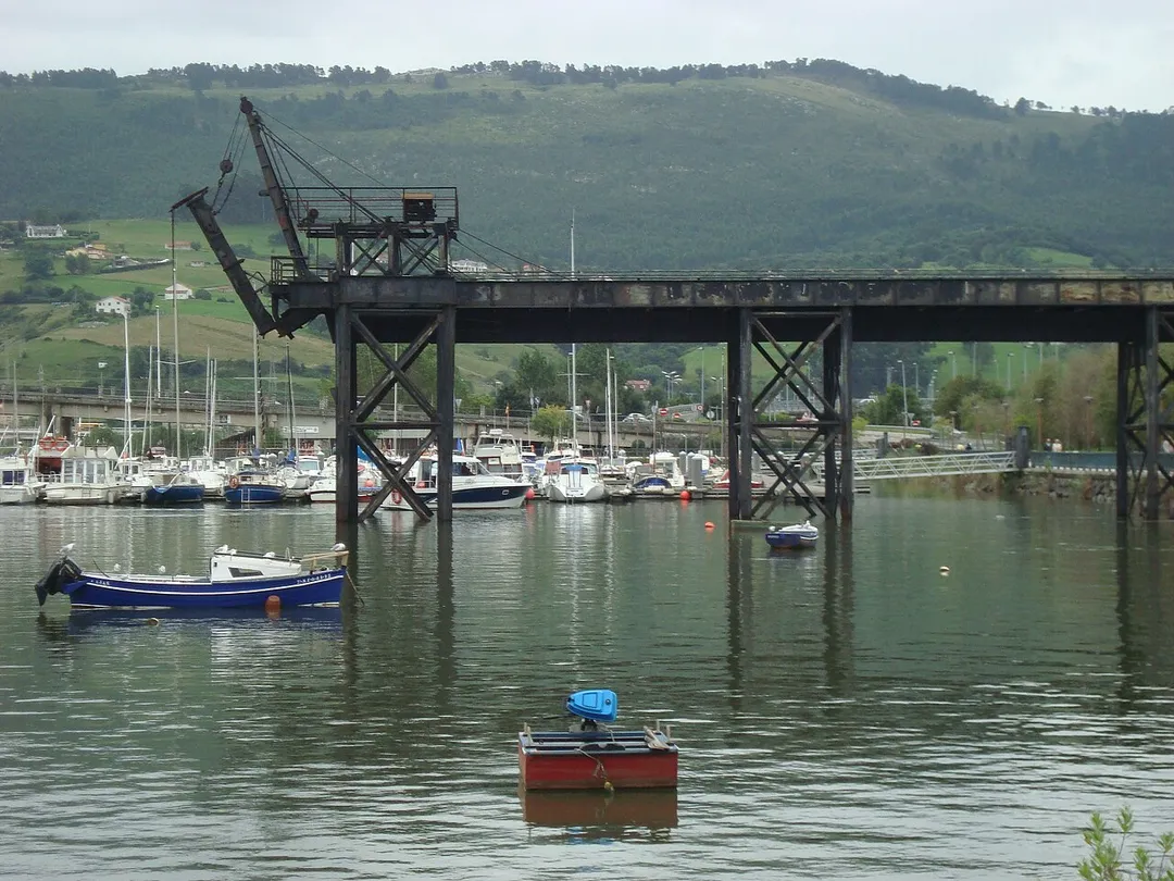 Antiguo cargadero de mineral de hierro de Orconera, conocido también como Puente de los Ingleses, en El Astillero (Cantabria, España).