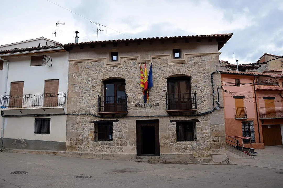 Vista frontal del Ayuntamiento de El Cuervo (Teruel), tras su restauración. Siglo XVIII.