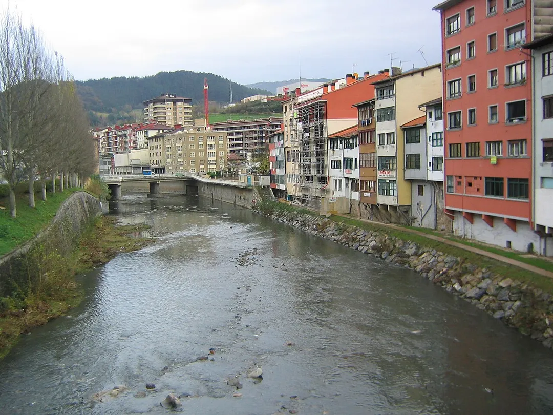 Río Deba a su paso por Elgoibar, Guipúzcoa, País Vaco, España.