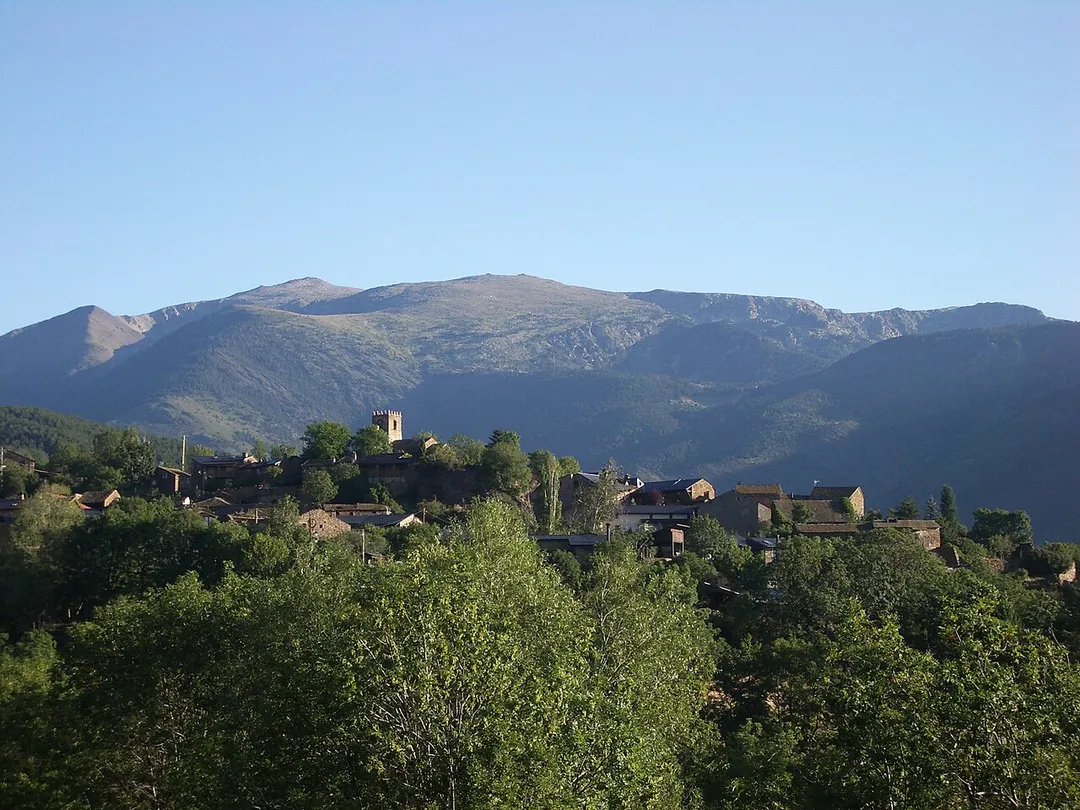 Éller, amb el pic del Puigpedrós (2911 m) al fons.
