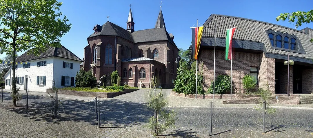 Kirche und Rathaus in Elmpt.