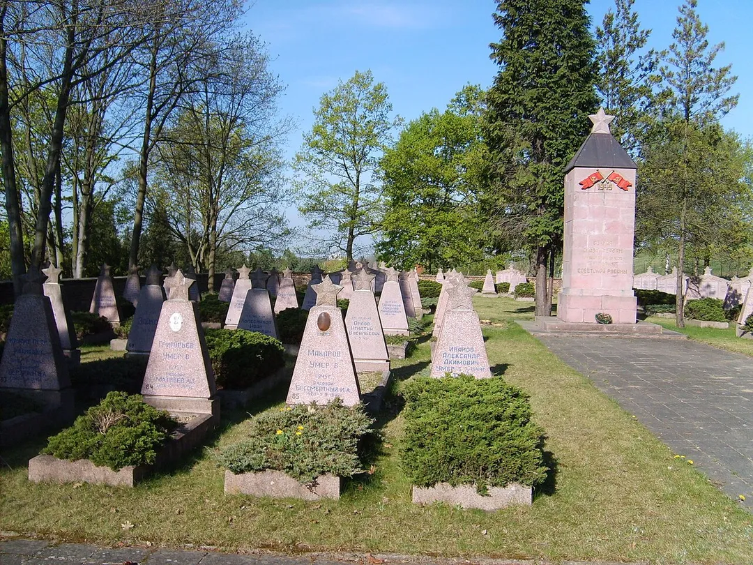 Sowjetisches Ehrenmal auf dem Friedhof in Elsterwerda