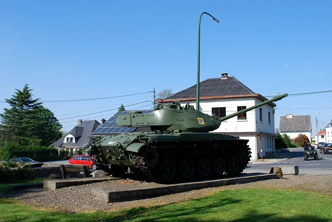 Vue du monument du char M47 Patton, au pied du fort d'Embourg.