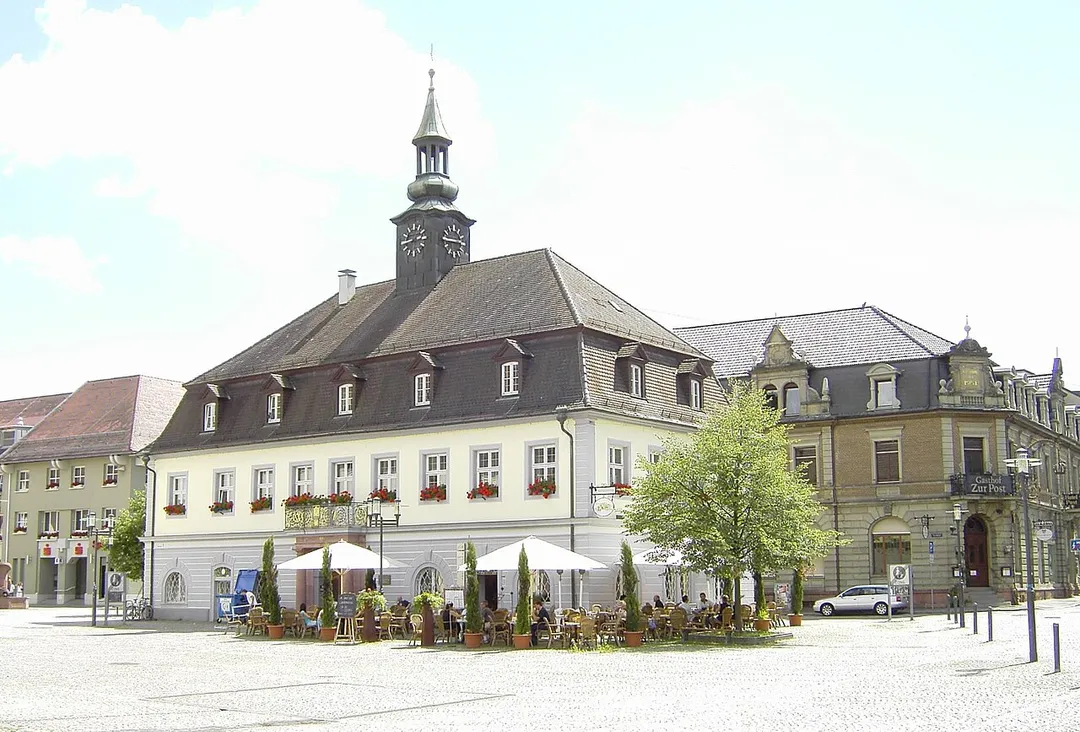 Beschreibung: Emmendingen - Marktplatz mit ALtem Rathaus
Quelle: selbst aufgenommen
Fotograf: CrazyD, 31. Juli 2005
Lizenzstatus: GNU FDL


Description: Emmendingen - old cityhall
Source: photo was taken by my self
Photographer: CrazyD, 31 July 2005
Licence: GNU FDL