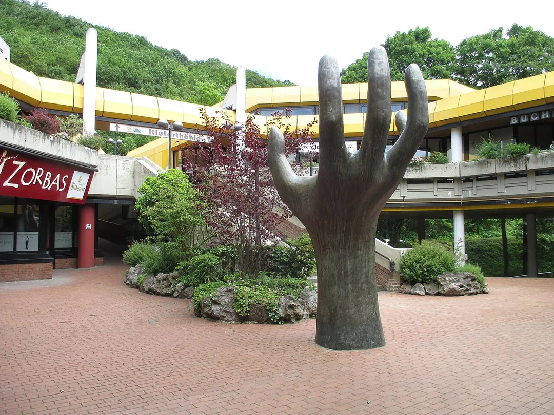 Skulptur einer Hand (1978) von Altenrichter-Dicke im Innenhof des Haus Ennepetal.