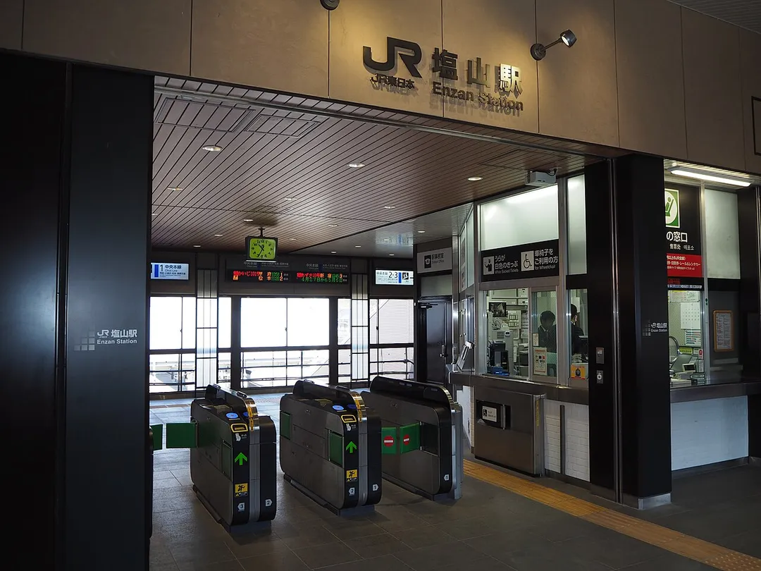 Ticket barriers of Enzan Station