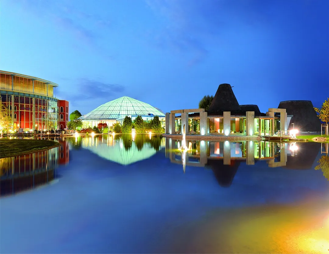 Außenansicht Sauna, Therme und Stonehenge