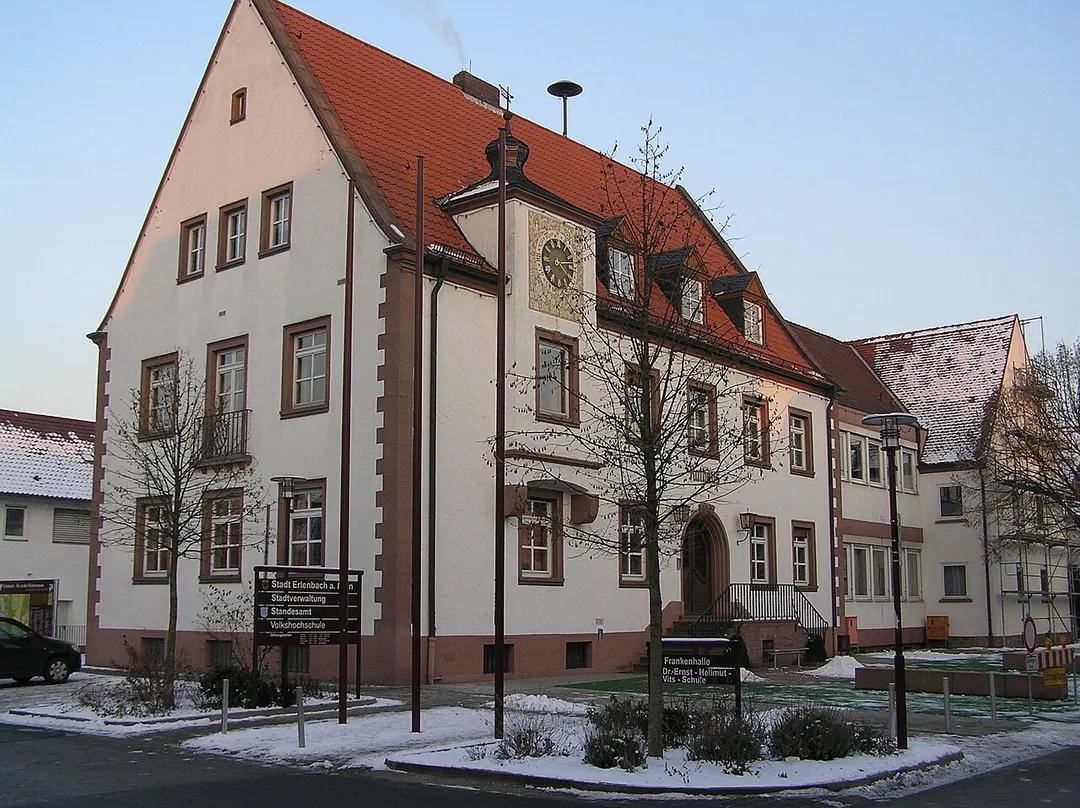 Das Rathaus von Erlenbach am Main im Winter