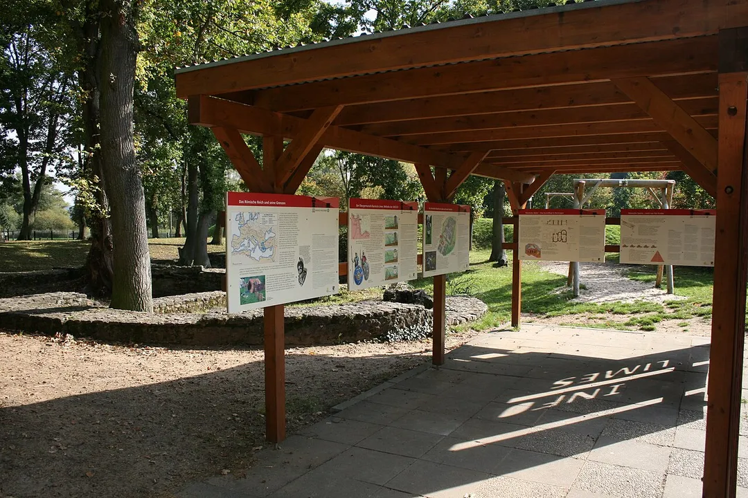 Roemisches Kastellbad Erlensee-Rückingen, Hessen, Informationstafeln vor der Badeanlage.
