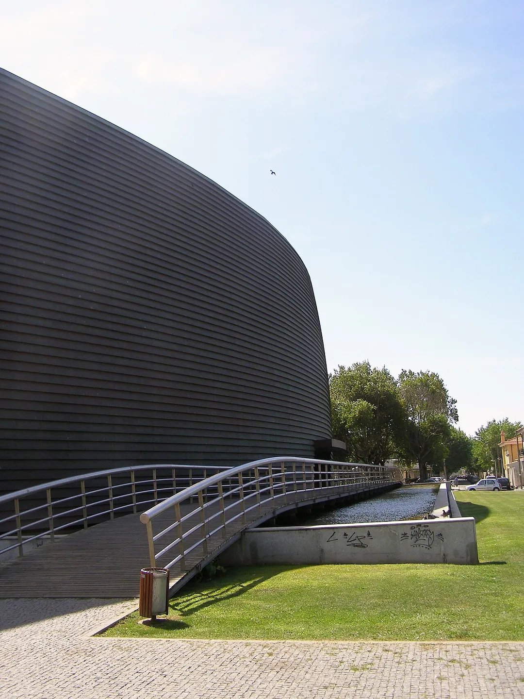 Pavilhão Multiusos seen from the northwest. It boasts conference/concert halls and a planetarium.