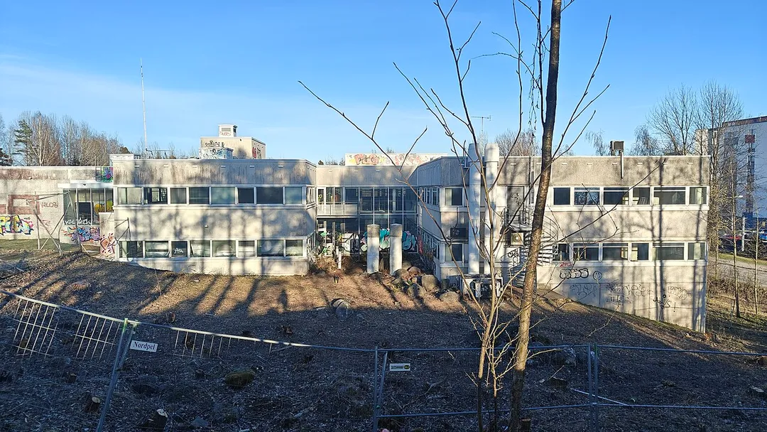 Nykyään purettu vanha hylätty rakennus Espoonlahdessa. Kuva otettu 2025