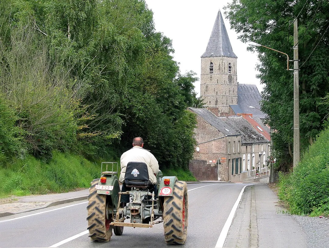 Estinnes-au-Mont (Belgium), the rue Grande (Via Belgica) and the Saint Remigius' church.
