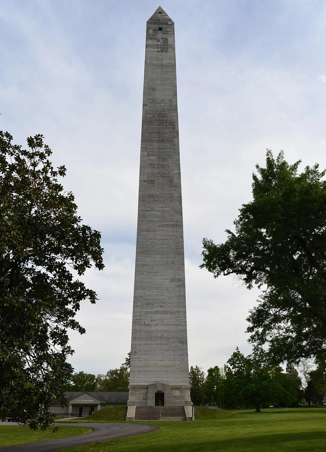 Memorial dedicated to Confederate President Jefferson Davis. Completed in 1924.
